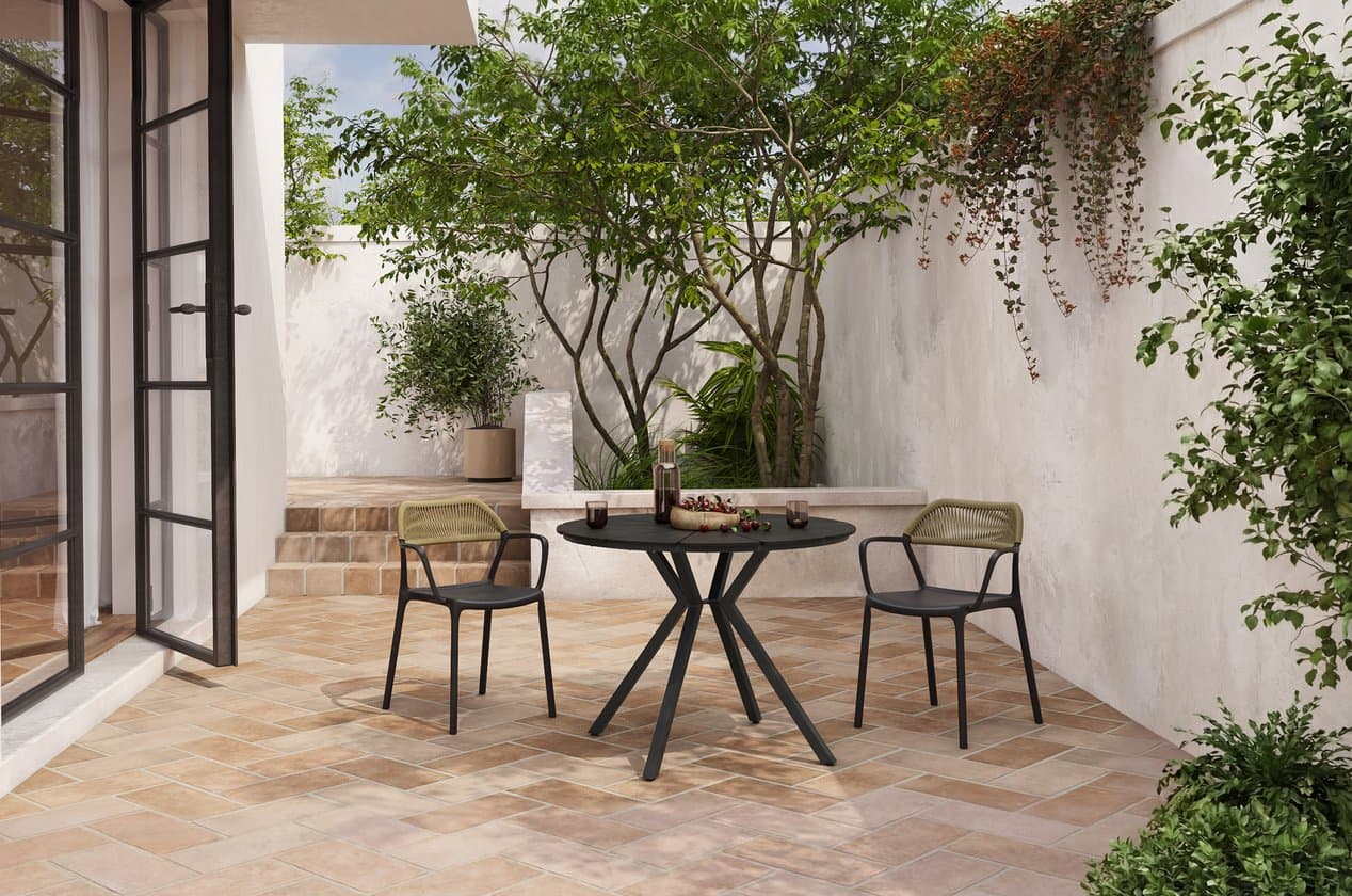 Nuro Patio qora bog‘ mebeli to‘plami